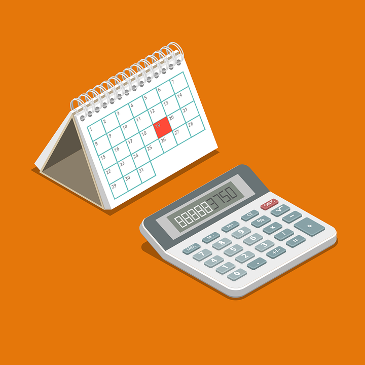 Иллюстрация: Калькулятор и календарь с выделенной красным цветом датой
